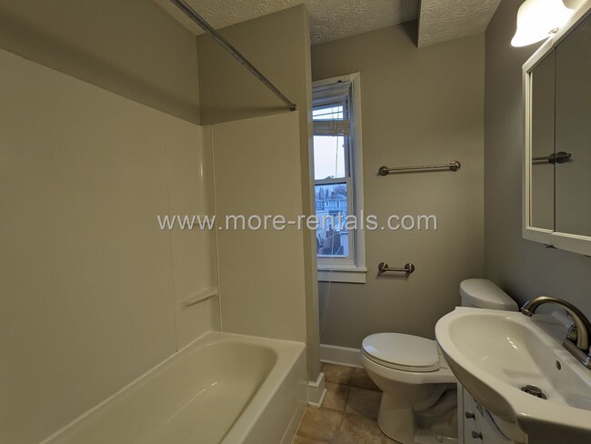 Building Photo - 404-406-406 E Deshler Ave