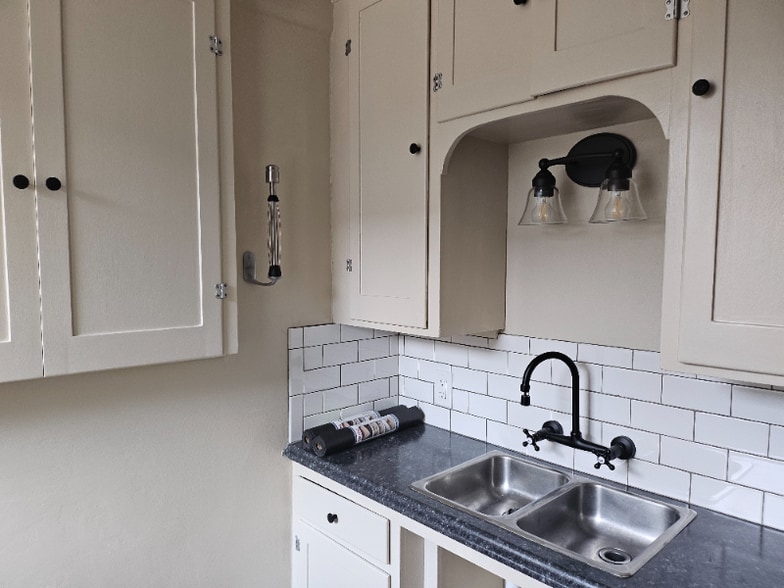 Building Photo - 1221 S Division St