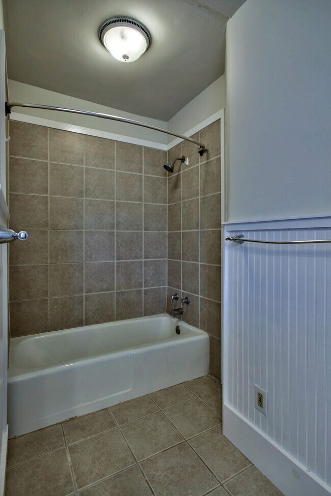 Building Photo - 1115 Frances Ave