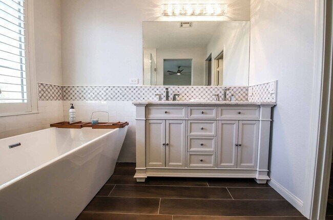 Building Photo - 3 BEDROOM SPACIOUS HOME IN SUMMERLIN!