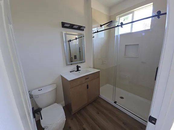 Building Photo - Cozy, comfortable and large living space for a family