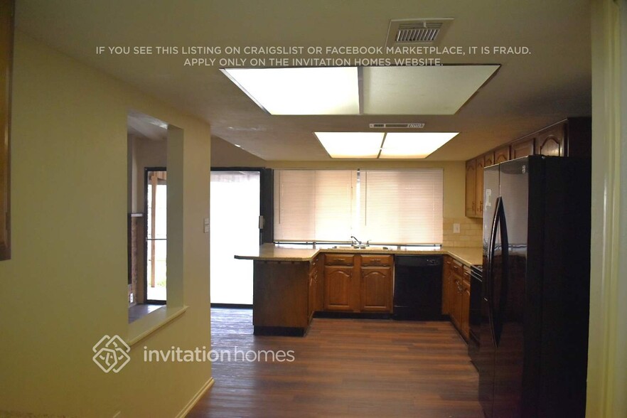 Building Photo - 828 Wood Glen
