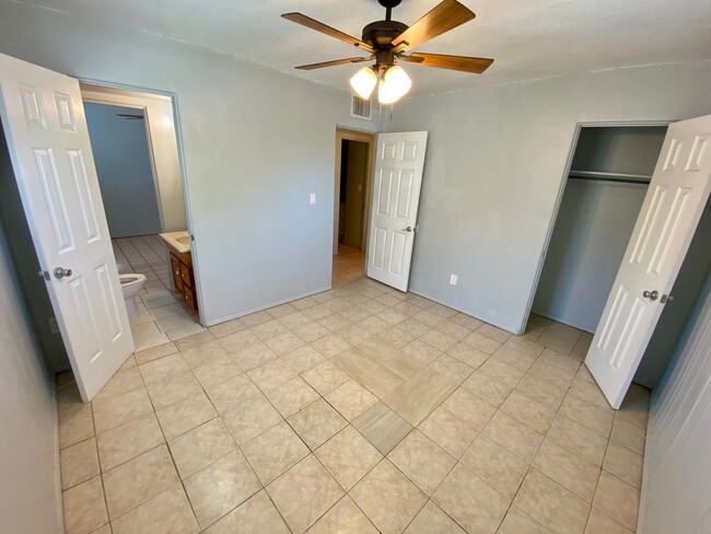 Building Photo - 3-Bedroom, 1.5 bath in Phoenix That’s read...