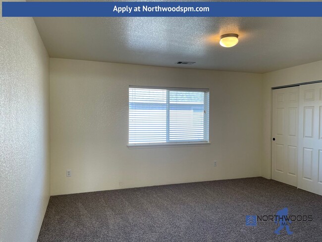 Building Photo - Very Nice 2 Bedroom 2 Bath 2 Story Townhom...