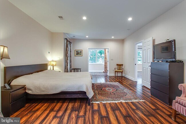 Building Photo - 43840 Bardmore Way