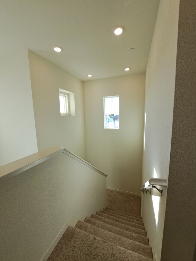 Building Photo - 1160 Yale Dr
