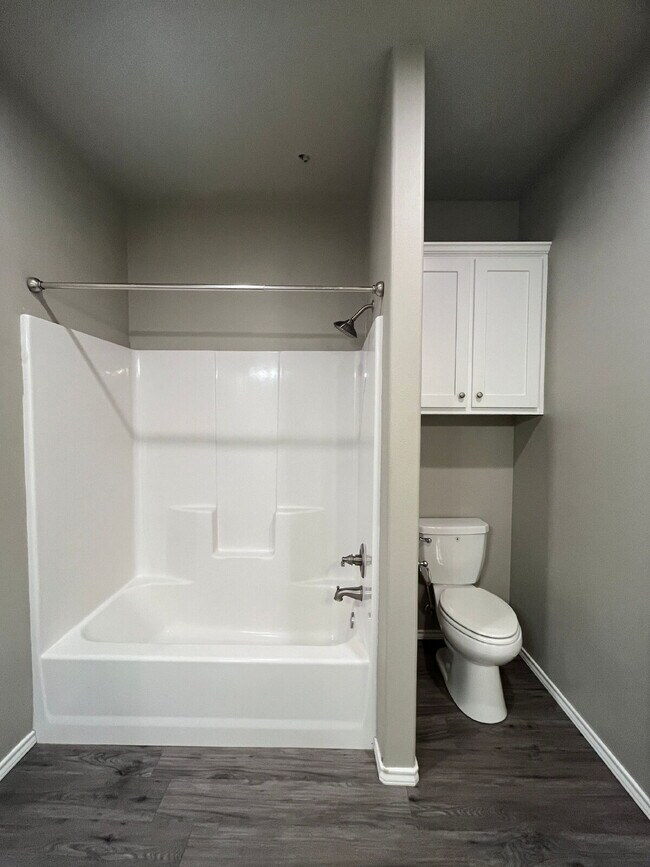 Building Photo - Spacious Duplex-3/2/2 Near Preston Manor!