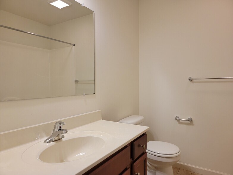 Building Photo - 647 Winding Ln