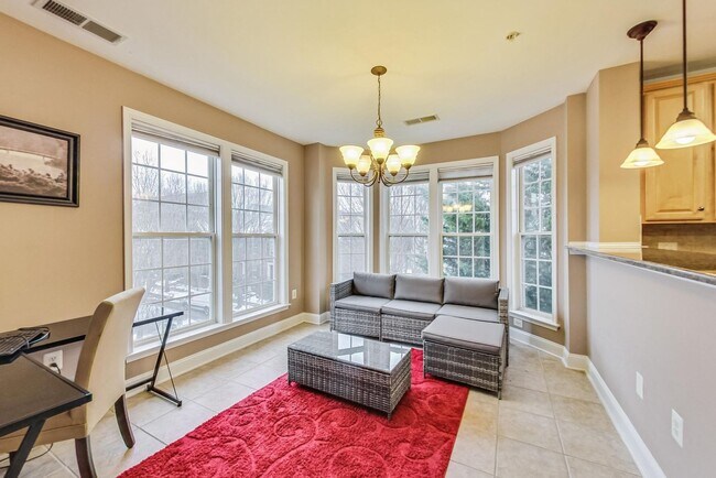 Building Photo - Beautiful two bedroom, two bathroom unit l...