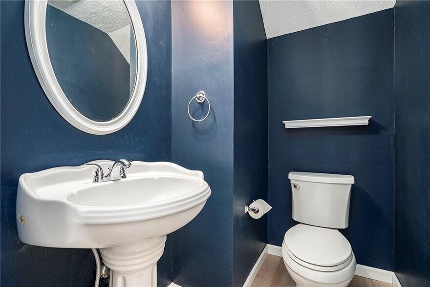 Building Photo - 139 W Oaks Pl