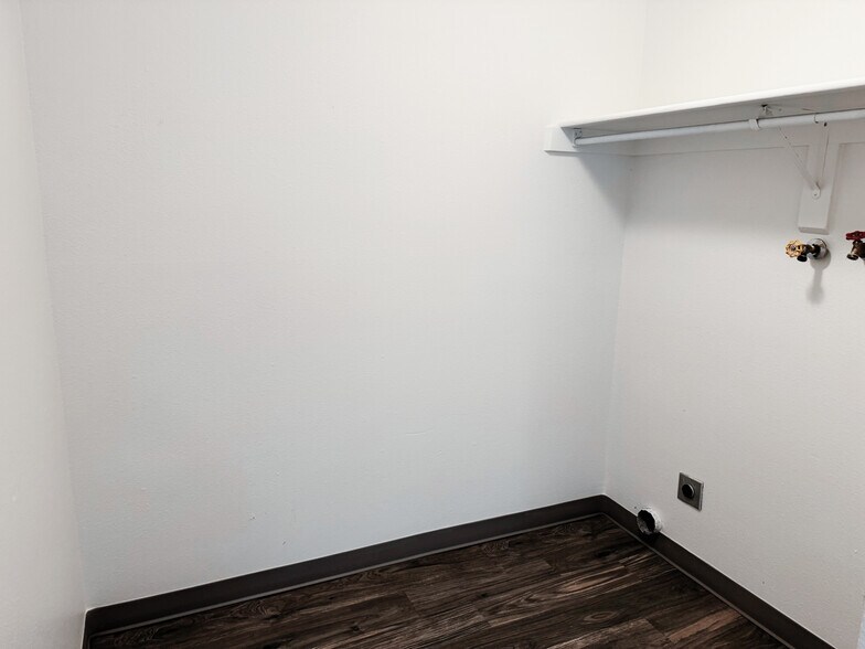Laundry Room - Cambridge Cove