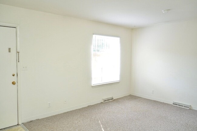 Building Photo - One Bedroom Available at Arlington Court