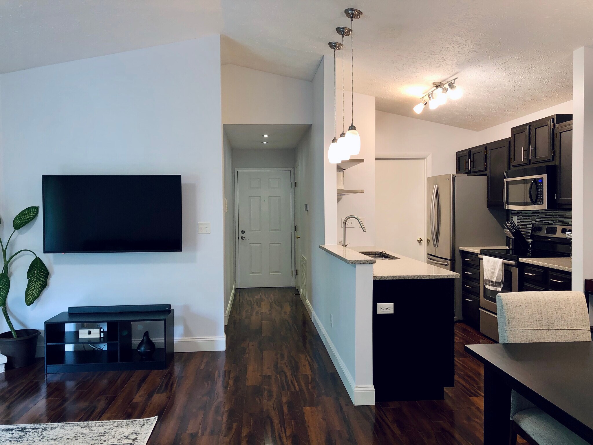 Building Photo - 8859 Eagleview Dr