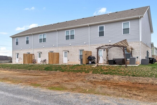 Building Photo - Pet Friendly Three Bedroom!