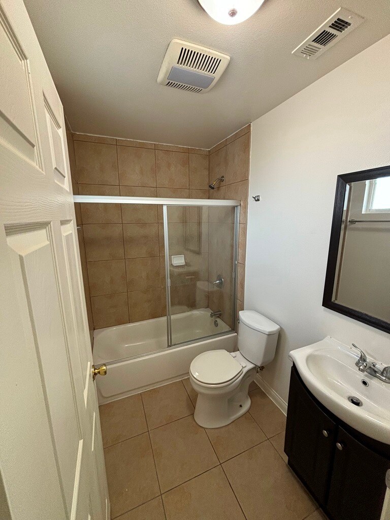 Building Photo - 216 E 97th St