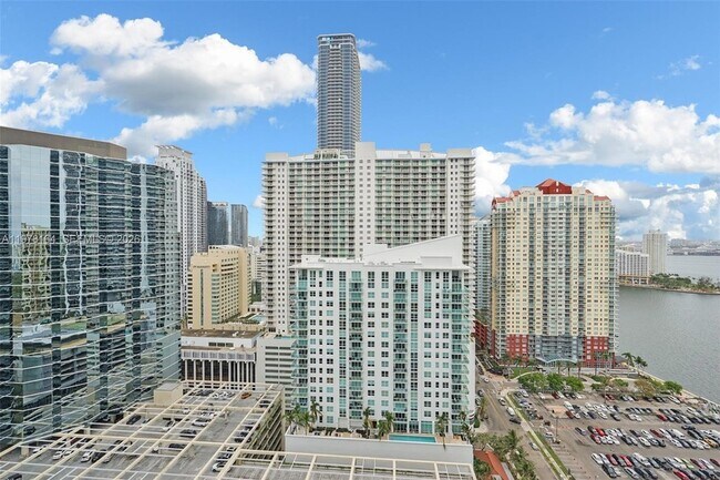 Building Photo - 1300 Brickell Bay Dr