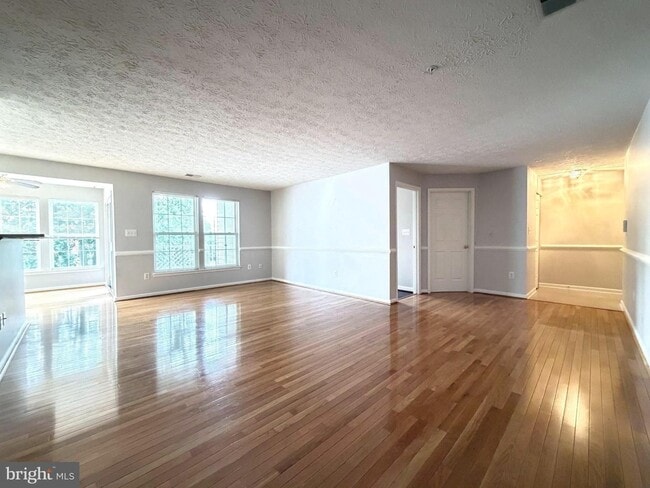 Building Photo - Beautiful 2BR/2BA Condo in Piney Orchard.