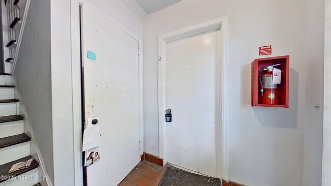 Building Photo - 1464 Holmesdale Rd