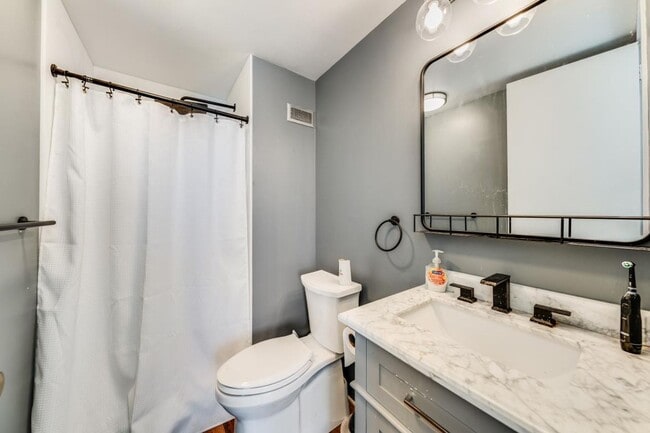 Building Photo - 2BED 2 BATH ALL UTILITIES INCLUDED DOWNTOW...