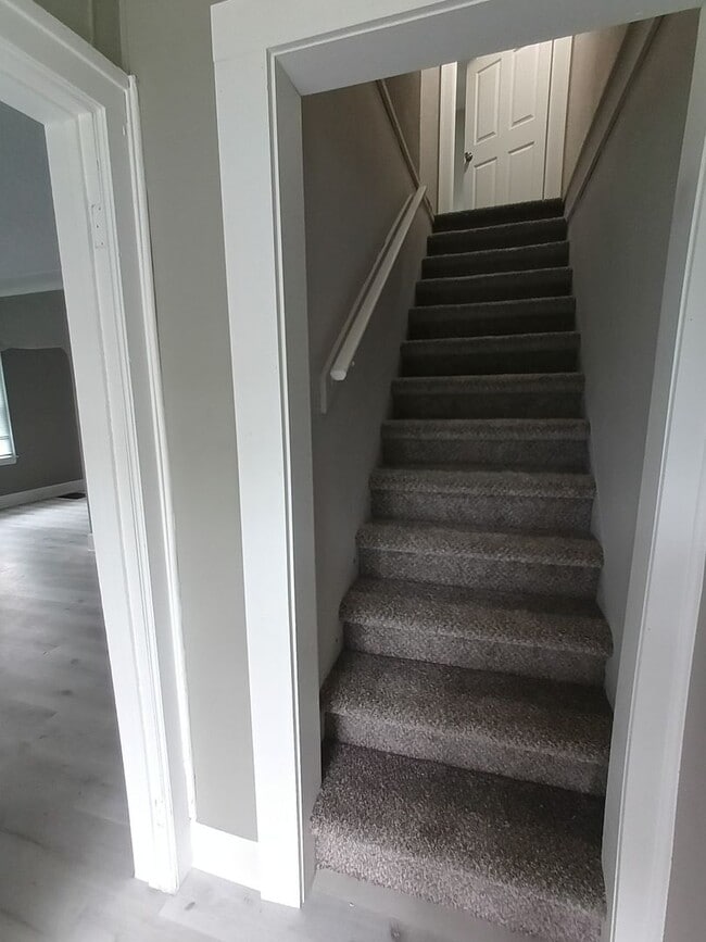 Building Photo - 4 bedroom 2 bath brick colonial NOW AVAILA...