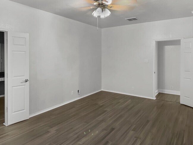 Building Photo - Immediate Move In Available