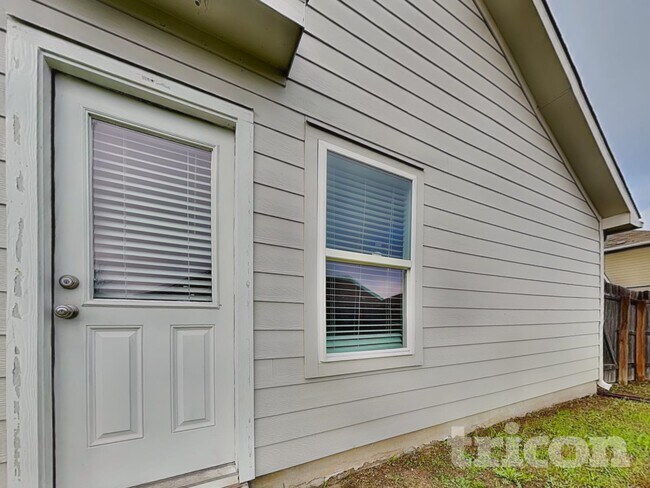 Building Photo - 424 Mallow Dr