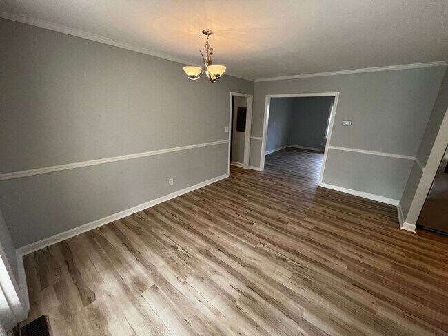 Building Photo - 5bd/2ba Remodeled Brick Ranch Home with Spacious Private Yard