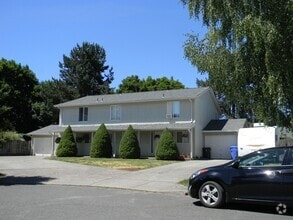 Building Photo - Triplex in Keizer
