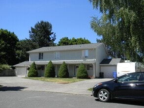 Building Photo - Triplex in Keizer