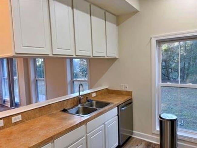 Building Photo - ***BEAUTIFUL QUAINT HOME NEAR MAYRIVER***