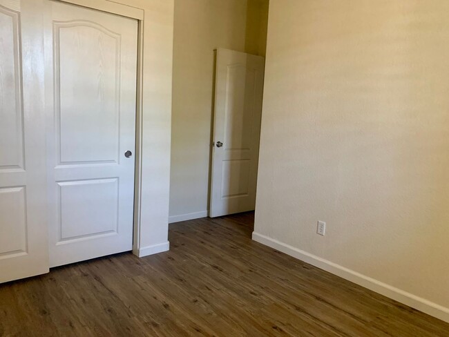 Building Photo - 4 bedroom 2 bath Empire Ranch home