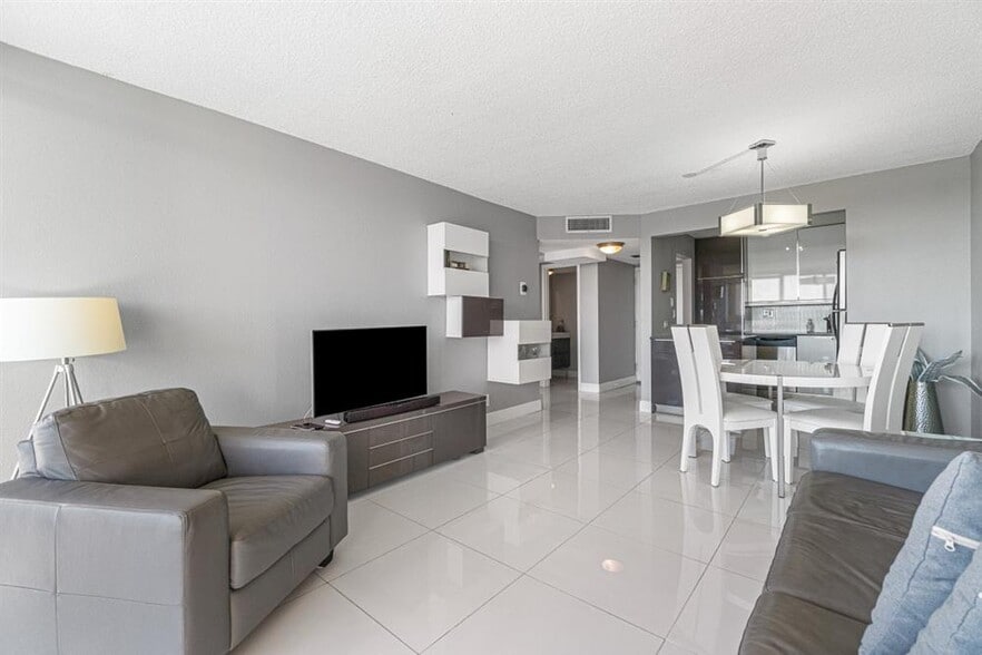 Building Photo - 1830 Embassy Dr