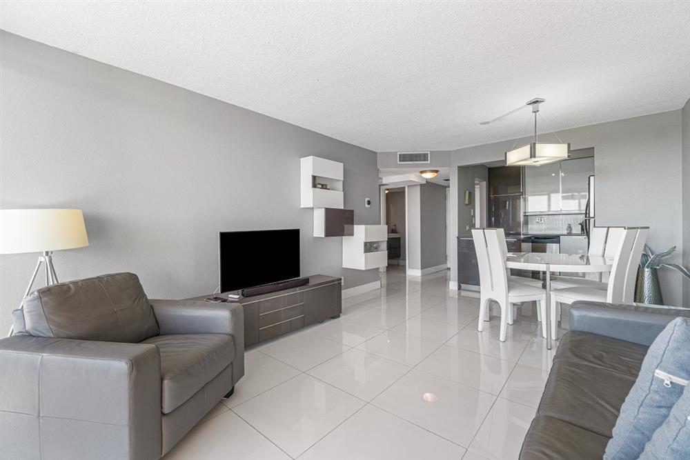 Building Photo - 1830 Embassy Dr