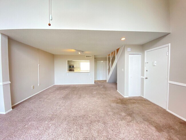 Building Photo - SANDY COVE CONDO - 1BR/1BA WITH BALCONY