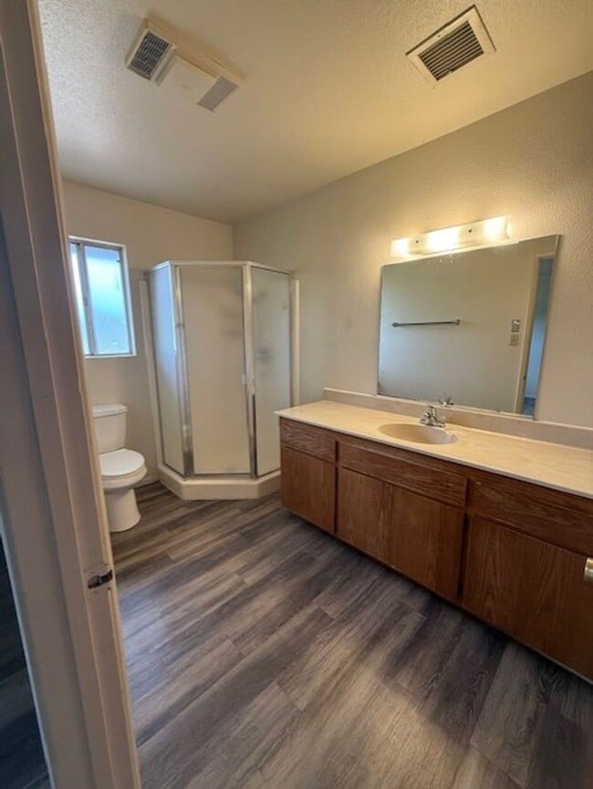 Building Photo - 2 Bedroom 2 Bath Contact Property Pros 928...