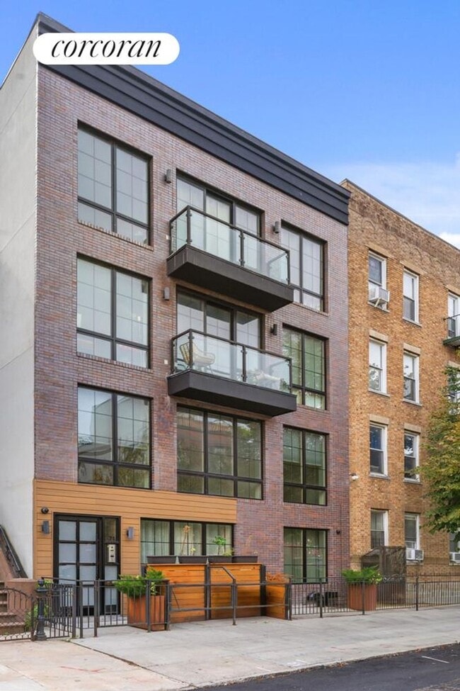 Building Photo - 674 Hancock St