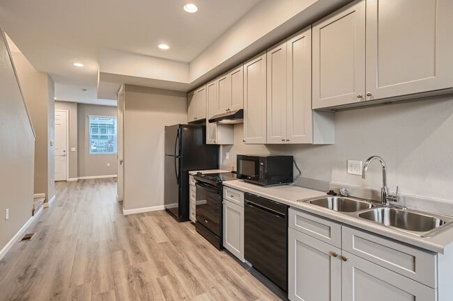 Building Photo - Accessible Townhome near Edgewater!