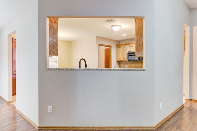 Building Photo - Beautiful 3-Bedroom / 2-Bathroom home in Yukon!