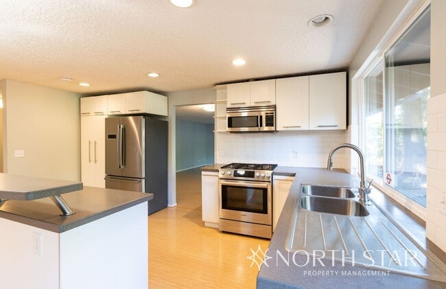 Building Photo - Charming One Level Home In The Four Season...