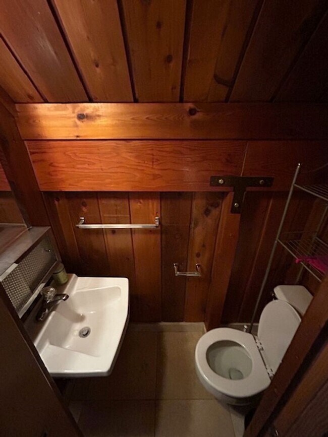 Building Photo - Moonridge View