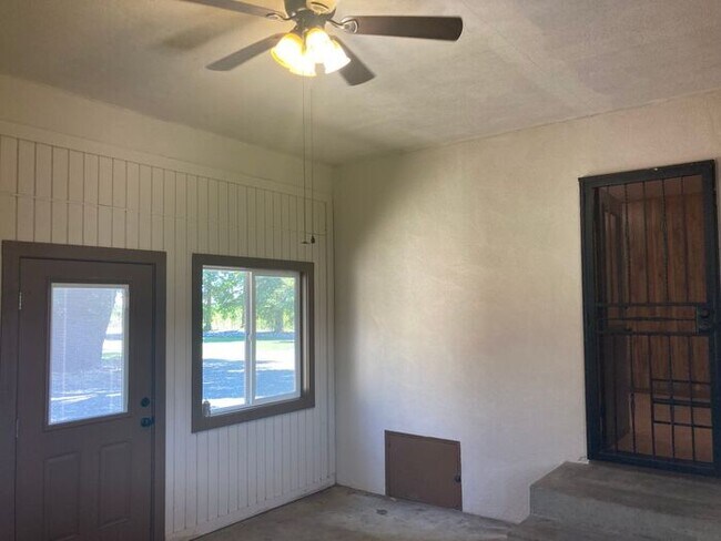 Building Photo - Turlock Country Living 3 Bedroom 2 Bath Home