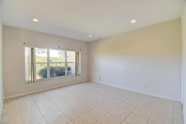 Building Photo - 6414 Park Lake Cir