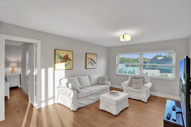 Building Photo - 620 W Palmetto Park Rd