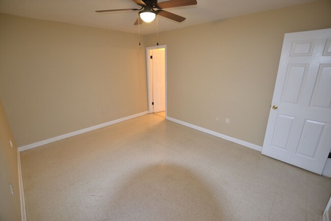 Building Photo - 2 bedroom, 2 bath apartments in Sherwood F...