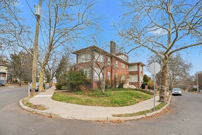 Building Photo - Rambler