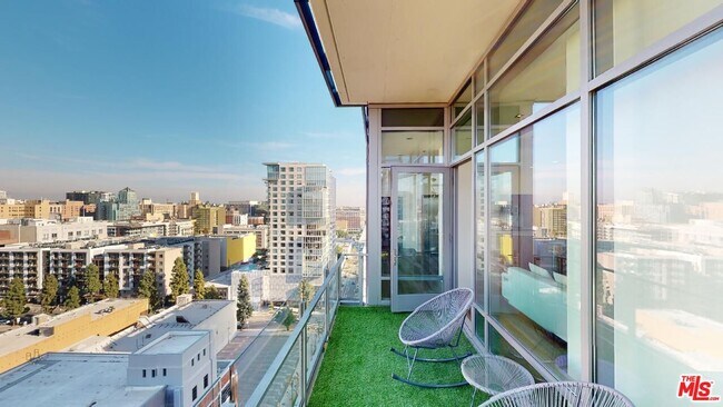 Building Photo - 1100 S Hope St