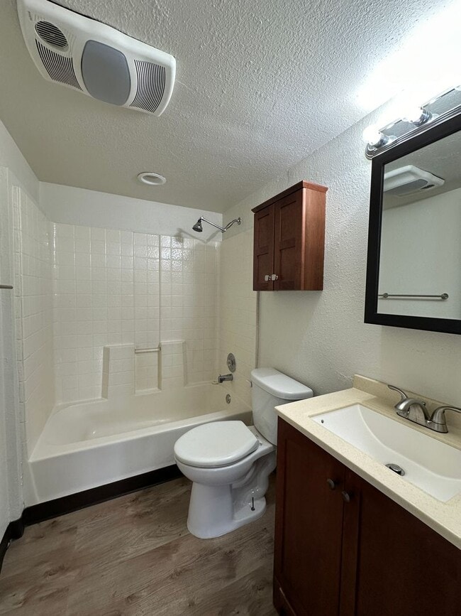 Building Photo - 809 Willard. New pictures coming soon!!