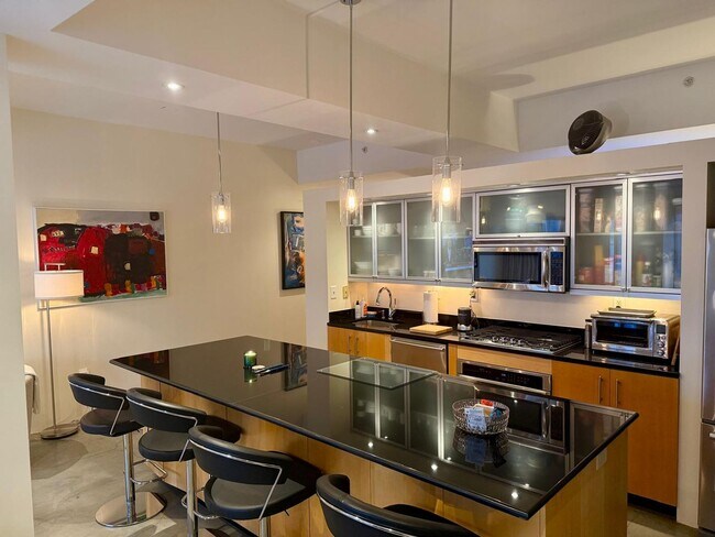 Building Photo - Exceptional condo unit in the heart Boston...