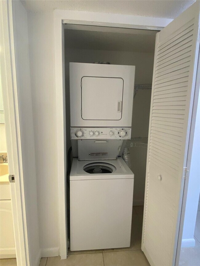 Building Photo - 500 SE 2nd Ave