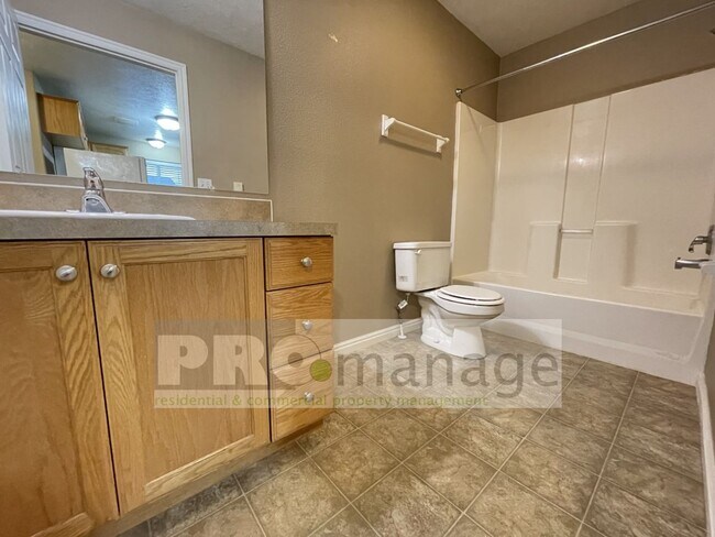 Building Photo - 2 Bed / 1 Bath Apartment - Idaho Falls